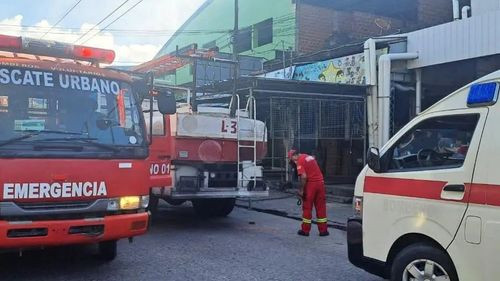 Incendio afecta casetas en la feria Barrio Lindo