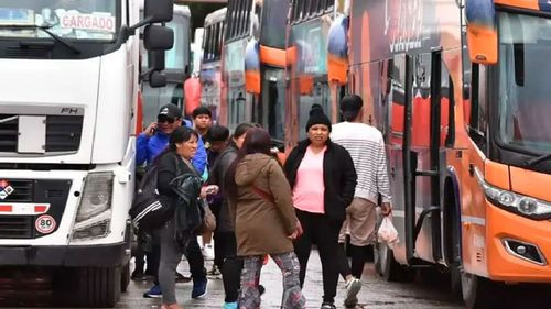 Suben pasajes en bus por escasez de diésel, reporta el INE