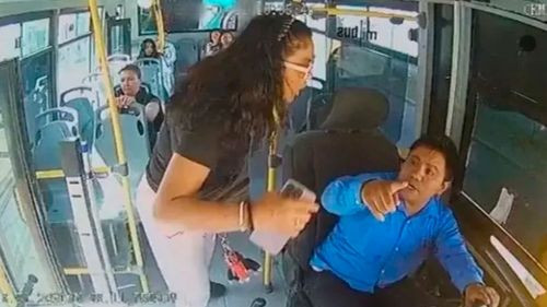 Mujer agrede a conductor de bus por ir rápido en Puebla