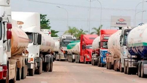 Transportistas advierten con romper el estado de excepción por escasez de combustible
