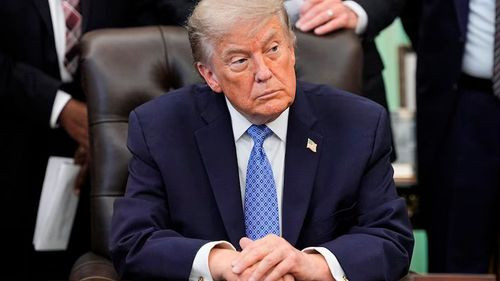 Trump endurece postura y amenaza con arancel del 100% global