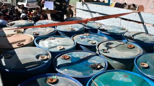 Allanan inmueble en La Paz y secuestran 20 turriles con presunto diésel