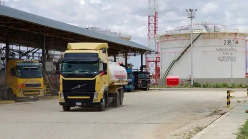 Presidente Rodrigo Paz supervisa personalmente el abastecimiento de diésel en La Paz