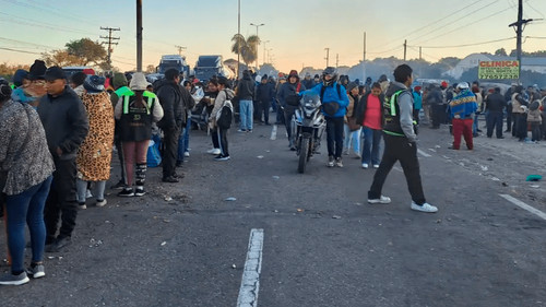 Bloqueo de mototaxistas en la ruta santa cruz - warnes genera caos y reclamos en segundo día de protesta
