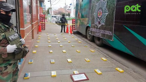 Detienen a dos conductores con 40 paquetes de cocaína en bus hacia Tarija