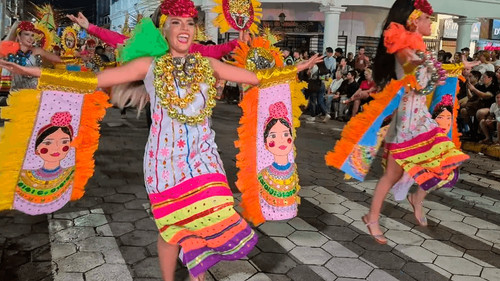 Cruceños disfrutan la primera precarnavalera del Carnaval 2026