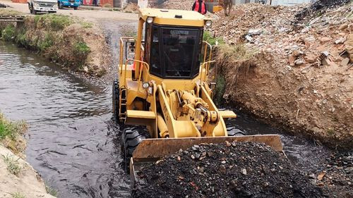 Retiran material de arrastre del canal Viacha para evitar riesgos