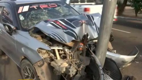 Conductor choca contra poste en El Trompillo y huye dejando su auto destruido