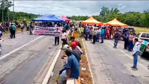 Arroceros bloquean puente por contrabando