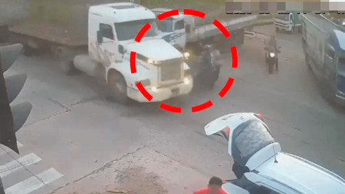 Tráiler embiste una motocicleta y deja una mujer fallecida en el quinto anillo