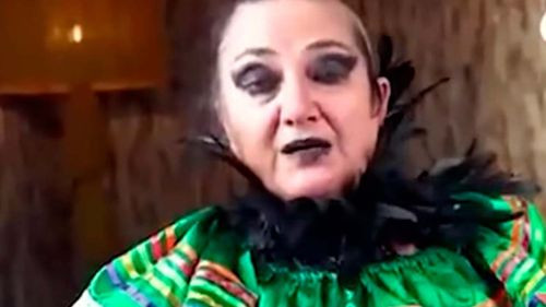 María Galindo califica como “gesto político de amor” el corte del tipoy