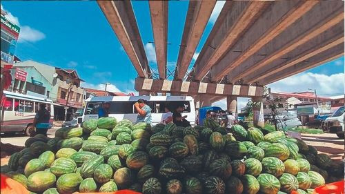 Ambulantes ocupan rotonda del Plan Tres Mil y generan caos en Santa Cruz