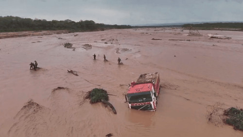 Dragueros rescatan a tres personas atrapadas en un camión por la crecida del río Piraí