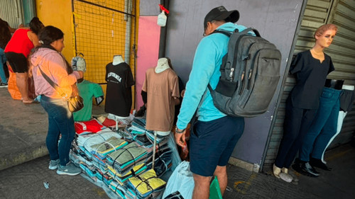 Comerciantes de Barrio Lindo reabren puestos y ocupan calles internas tras el incendio