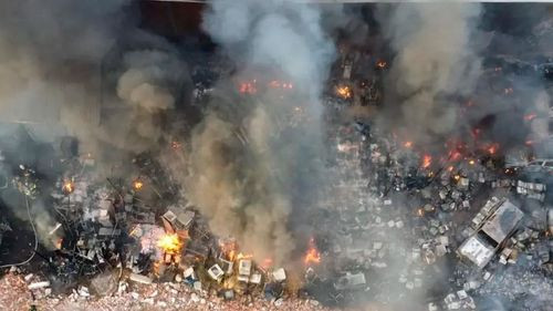 Incendio en depósito de la gobernación cruceña deja vehículos calcinados y daños materiales