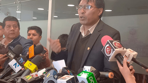 A días de las subnacionales: Senador Nilton Condori pide un "voto de renovación" y rechaza a la clase política tradicional