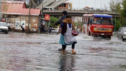 Intensa lluvia provoca inundaciones en calles de Cochabamba