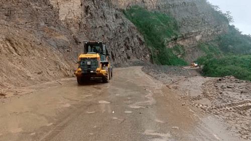 ABC despliega maquinaria para prevenir derrumbes en la ruta La Angostura–Bermejo