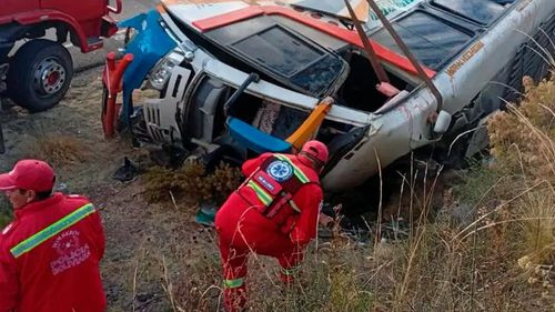 Dos fallecidos y más de 20 heridos tras vuelco de bus en Chuquisaca