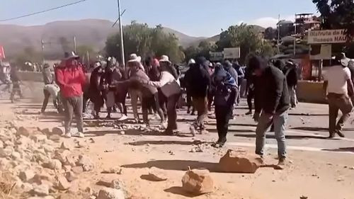 Pobladores del Valle Alto inician desbloqueo en Tarata con apoyo policial
