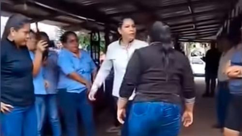 Dos mujeres se enfrentan a golpes en oficinas de coopaguas