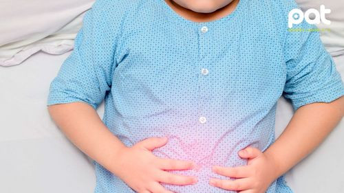 Niño de Indonesia vomita gusanos tras diagnóstico de estreñimiento