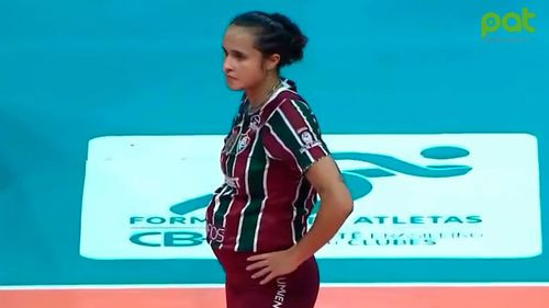 Juega vóley con seis meses de embarazo