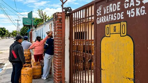 Vecinos buscan garrafas DE GAS ante suspensión del reparto de GLP