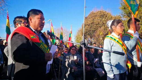 Estudiantes del Distrito 4 celebran el Bicentenario con desfile cívico en El Alto
