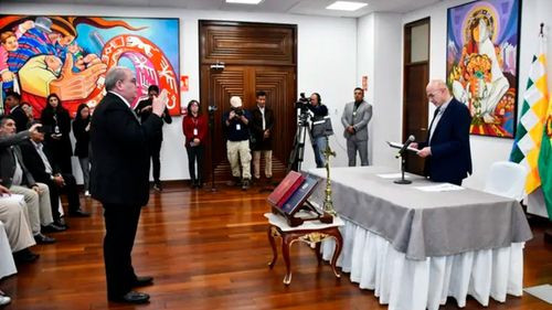 Vaca Díez asume el Viceministerio de Tierras