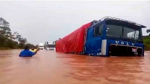 Imagen de Inundación deja camiones varados y bloquea la carretera Faja Norte en Yapacaní