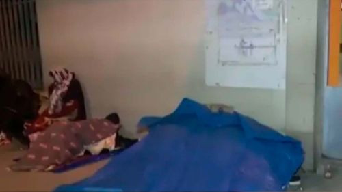 Pacientes hacen filas desde la noche para conseguir ficha en el Hospital del Norte de El Alto