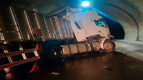Choque de camiones provoca congestión en El Sillar