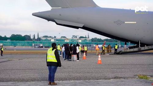 Intentó c0m3rs3 a sí mismo: revelan espeluznante caso en vuelo de deportación
