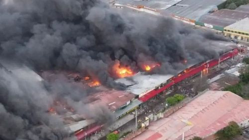 Incendio en la Feria Barrio Lindo moviliza a bomberos y comerciantes