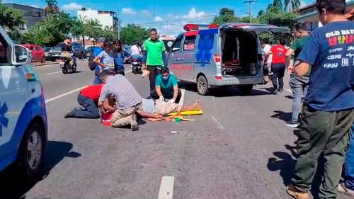 Accidente de tránsito en la Avenida Omar Chávez: Motocicleta atropella a persona mayor