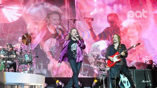 Álex González, baterista de Maná, sufre caída en pleno concierto y se vuelve viral por su rápida reacción