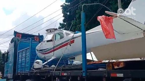 Avioneta precintada es trasladada a la unidad de los Diablos Rojos en el aeropuerto Trompillo