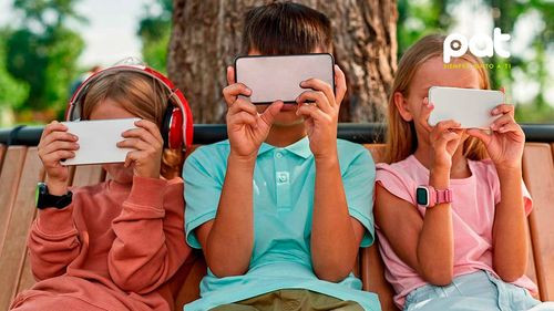 Bill Gates revela la edad ideal para darle un celular a los niños
