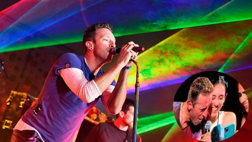 Chris Martin de Coldplay quiso cantar en vivo su canción &quot;Everyday Life&quot; con fans, pero se les olvidó la letra