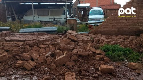 Colapsa muro de vivienda en El Alto debido a fuertes lluvias