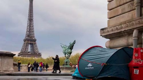 Miles de niños duermen en la calle en Francia por la falta de camas de emergencia