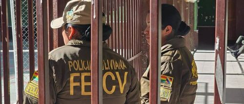 Investigan feminicidio tras muerte de joven empujada por su novio en La Paz