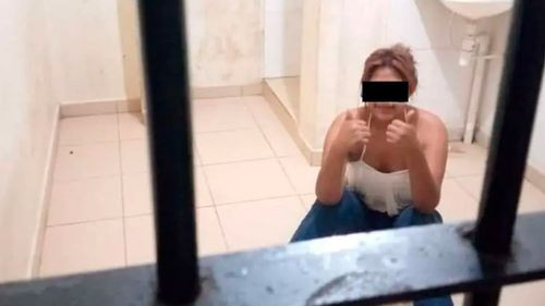 Detienen a mujer por agredir y amenazar con un cuchillo a sus hermanos menores