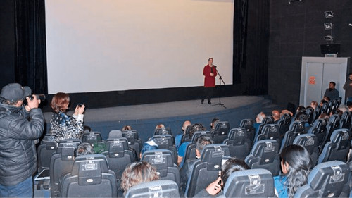 Oliver Stone presenta “nuclear” en Bolivia para promover el debate sobre energía atómica