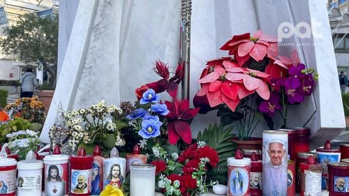 El Papa Francisco sigue en estado crítico tras crisis respiratoria y requiere transfusiones de sangre