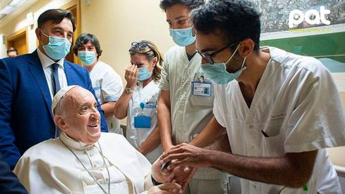 El Papa Francisco sigue mejorando y continúa al frente de la Iglesia a pesar de su hospitalización