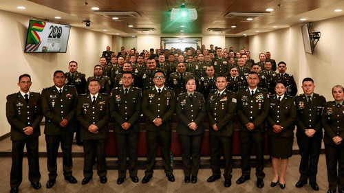 Becarios bolivianos en colombia homenajean a la policía en su 199 aniversario