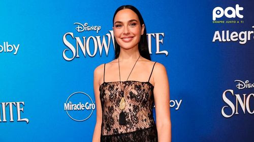 Gal Gadot evita la polémica y se enfoca en su carrera mientras blancanieves sigue en el ojo del huracán  
