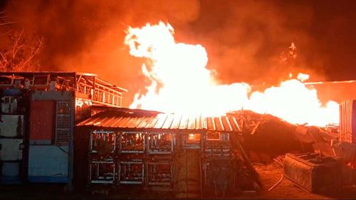 &quot;Incendio en depósito de la Avenida Roca y Coronado amenaza propagarse a negocios locales&quot;